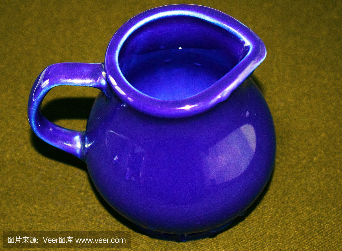 装牛奶和水的陶罐。古董陶瓷碗。器具。乡村的生活方式。