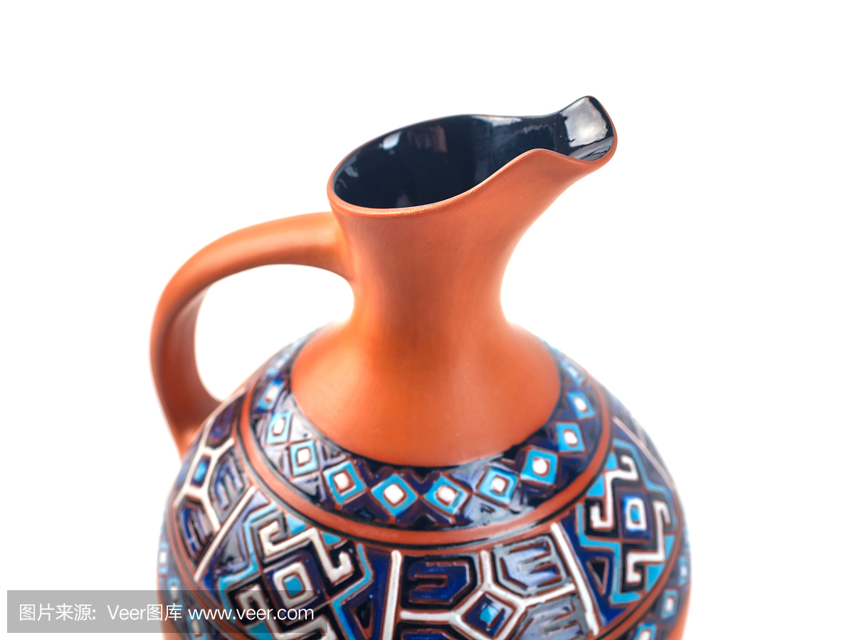 格鲁吉亚手工陶瓷壶,上面有传统的装饰品,名为Doqi,白色背景上的酒和水